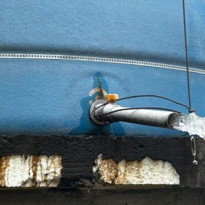 caixa dagua com vazamento precisando de reparos