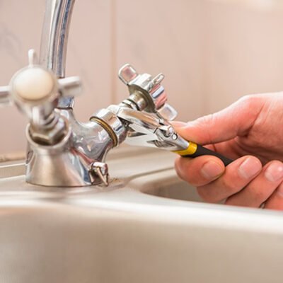 torneira vazando sendo reparado